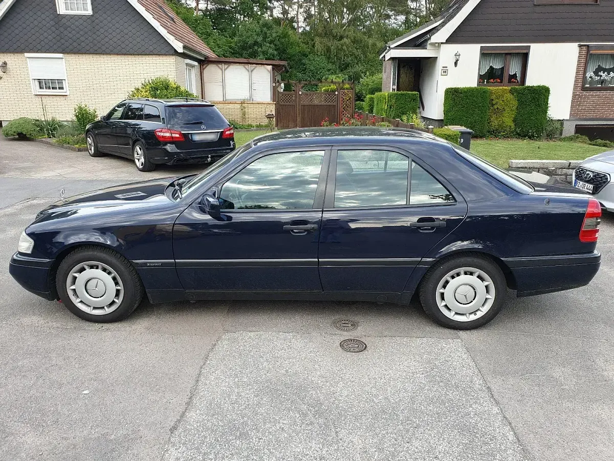 Gebraucht Mercedes C180 122 PS (89 kW) 1995 Blau Limousine