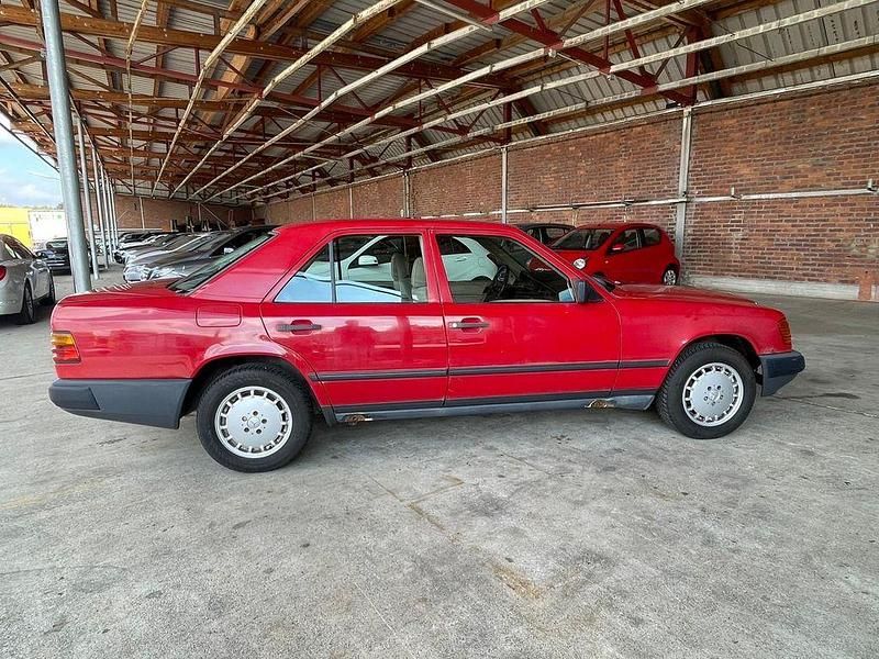 Gebraucht Mercedes 200 72 PS (52 kW) 1988 Rot Limousine