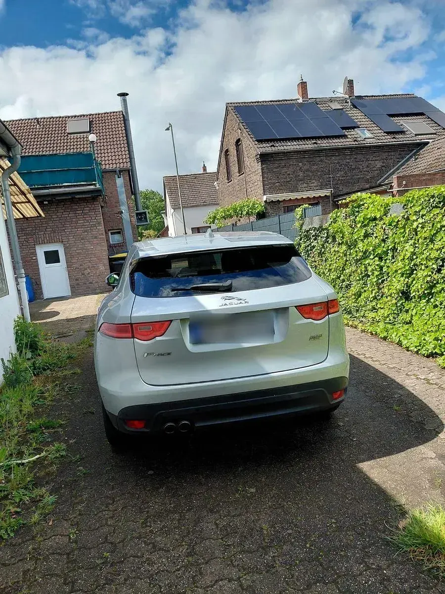 Gebraucht Jaguar F-Pace Portfolio 179 PS (131 kW) 2016 Silber SUV