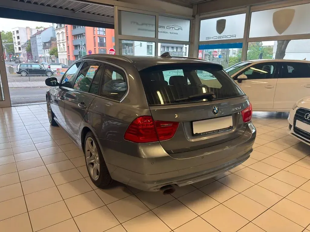 Gebraucht BMW 320 184 PS (135 kW) 2012 Grau Limousine