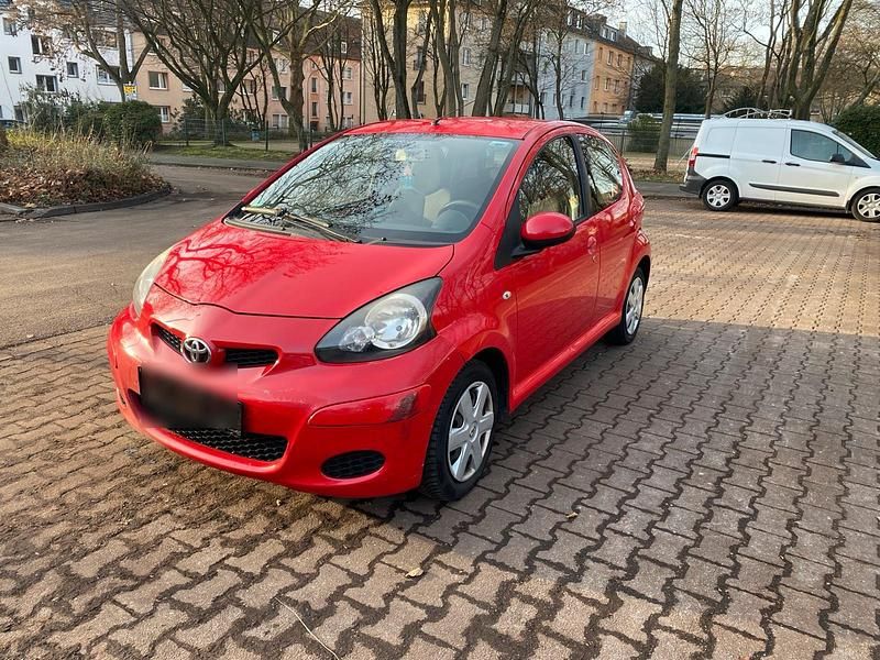 Rot Gebraucht 2011 Toyota Aygo Kleinwagen | 1.950 € (Superpreis) - Bild 1/4