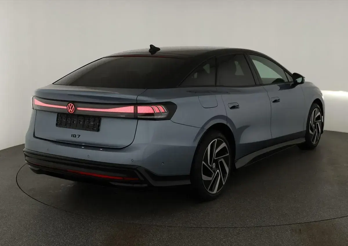 Neu VW ID.7 IQ Drive 210 kW (286 PS) 2026 Stonewashed blue metallic / dach schwarz Limousine
