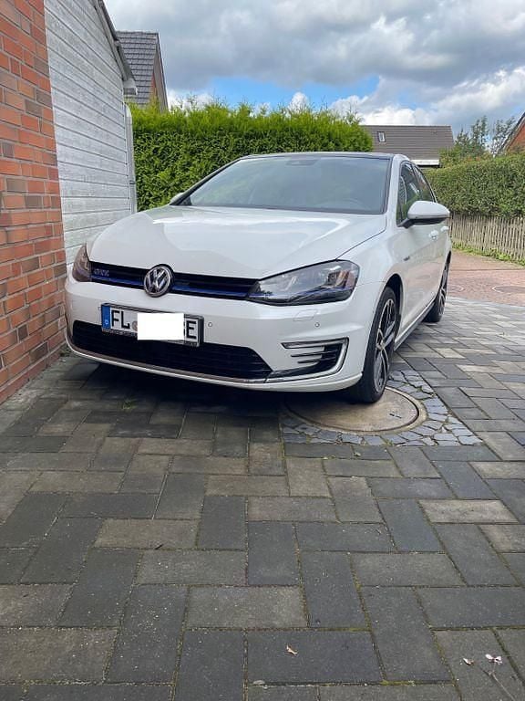 Weiß Gebraucht 2015 VW Golf VII GTE Limousine | 12.500 € - Bild 1/4