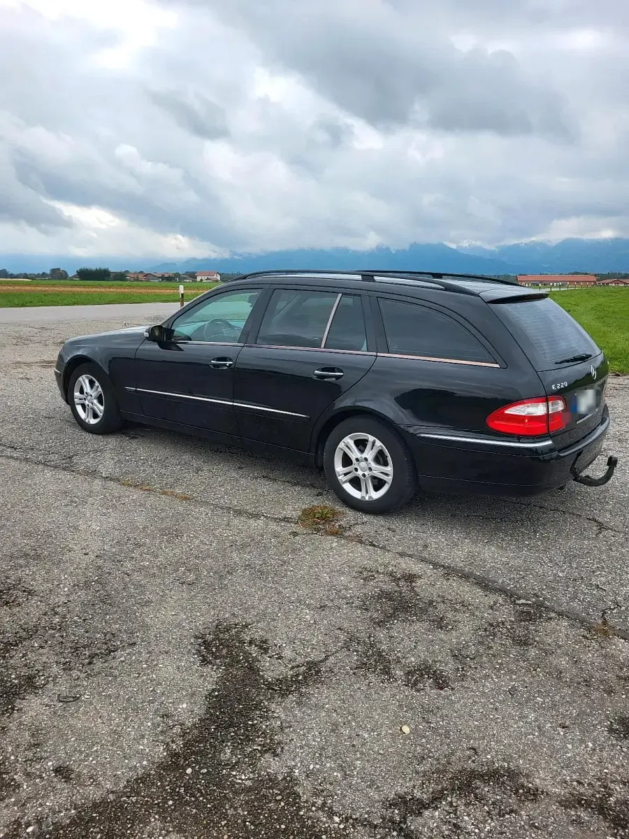 Używany Mercedes E220 150 KM (110 kW) 2004 Czarny Kombi