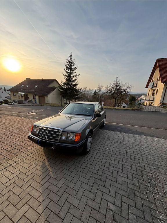 Gebraucht Mercedes 200 72 PS (52 kW) 1988 Grau Limousine