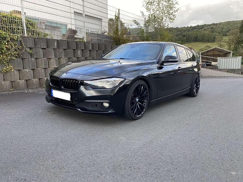 Schwarz Gebraucht 2017 BMW 320 Advantage Kombi | 10.999 € (Fairer Preis) - Bild 1/4