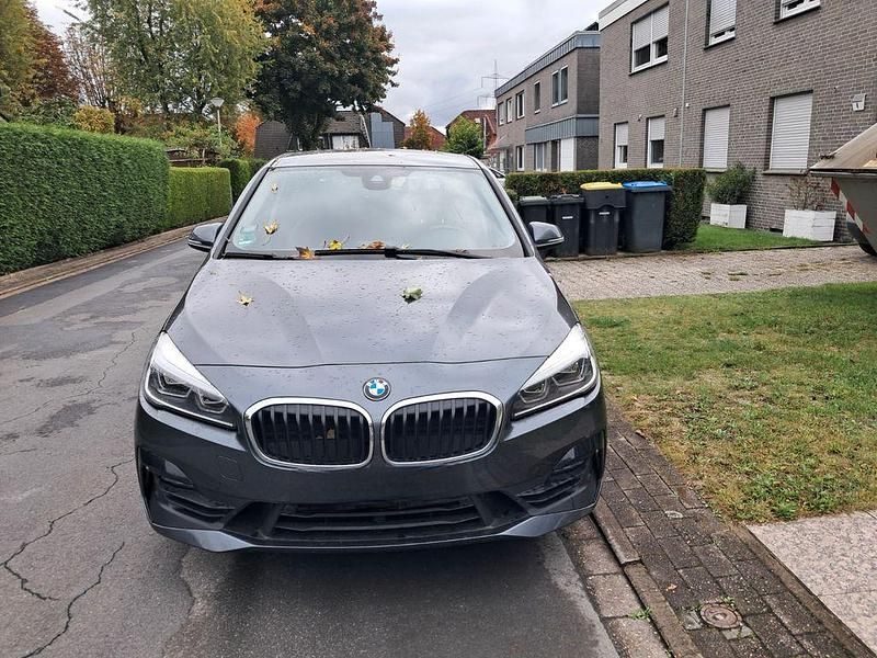Grau Gebraucht 2020 BMW 220 Active Tourer Van / Kleinbus | 22.800 € (Fairer Preis) - Bild 1/4