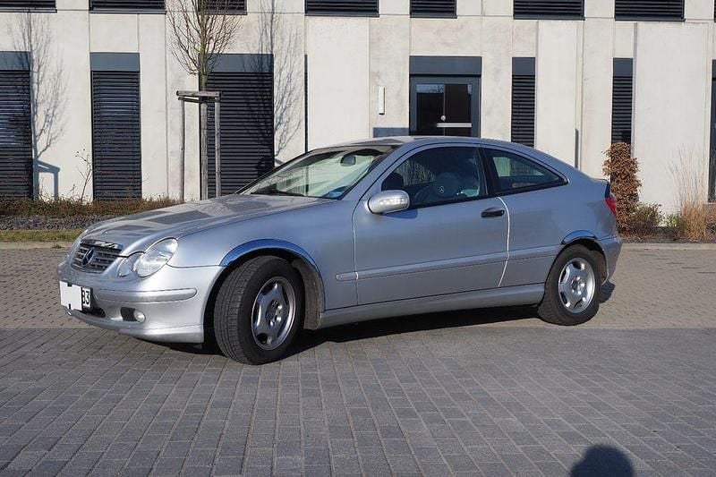 Gebraucht Mercedes C180 129 PS (94 kW) 2002 Silber Coupé