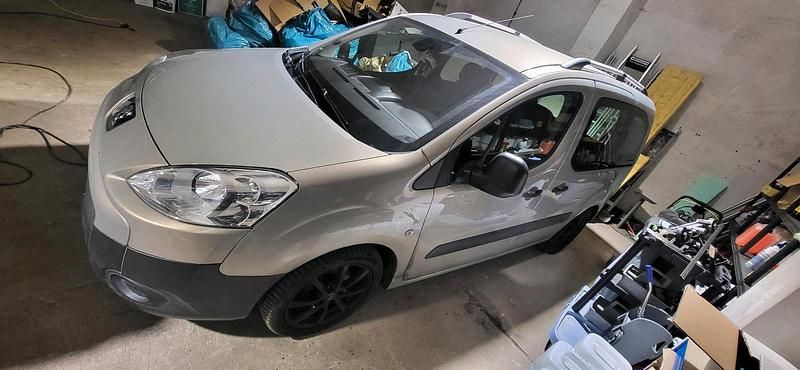 Gebraucht Peugeot Partner Tepee 75 PS (55 kW) 2008 Gelb Van / Kleinbus