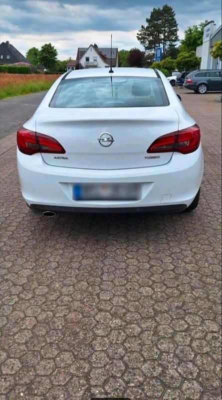 Weiß Gebraucht 2013 Opel Astra Limousine | 4.900 € (Guter Preis) - Bild 1/3