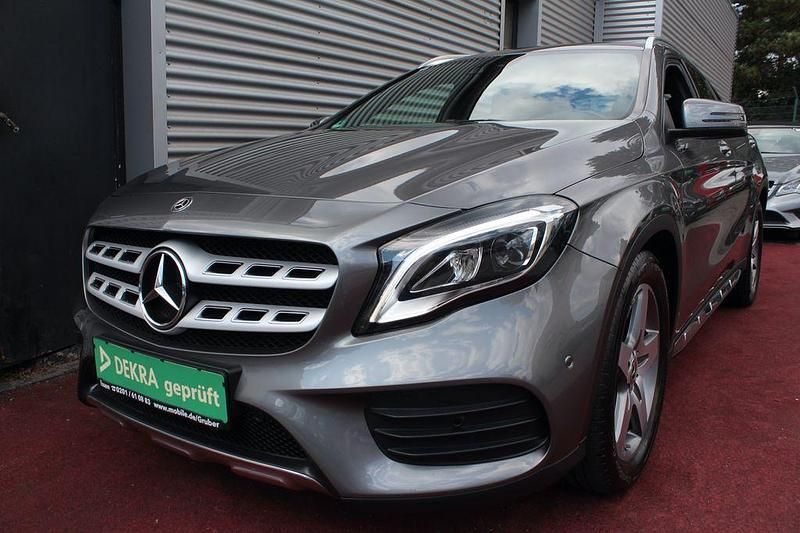 Mountaingrau (metallic) Gebraucht 2019 Mercedes GLA180 AMG line SUV | 19.782 € (Fairer Preis) - Bild 1/4