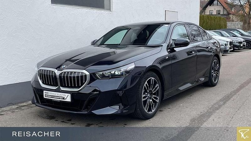 Carbonschwarz metallic Gebraucht 2024 BMW 520 M Sport Limousine | 51.349 € (Superpreis) - Bild 1/4