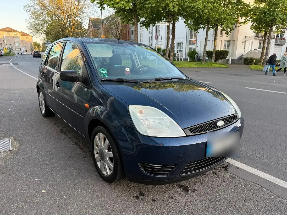 Gebraucht Ford Fiesta 69 PS (50 kW) 2004 Blau Kleinwagen