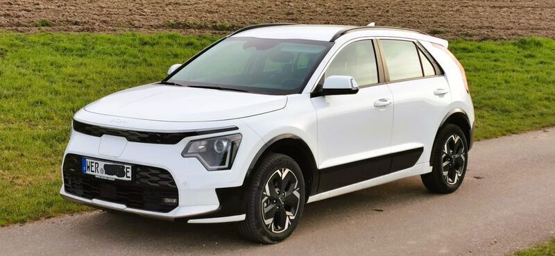 Weiß Gebraucht 2023 Kia e-Niro Vision SUV | 25.990 € (Superpreis) - Bild 1/4