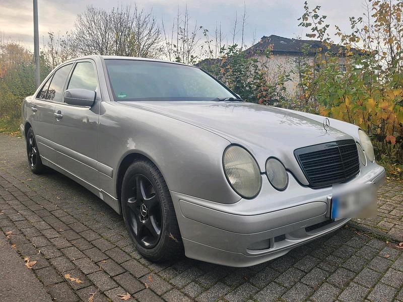 Silber Gebraucht 2000 Mercedes E220 Limousine | 2.600 € (Fairer Preis) - Bild 1/4