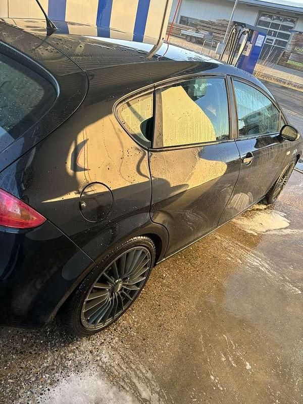 Schwarz Gebraucht 2008 Seat Leon Reference Limousine | 3.500 € (Fairer Preis) - Bild 1/4