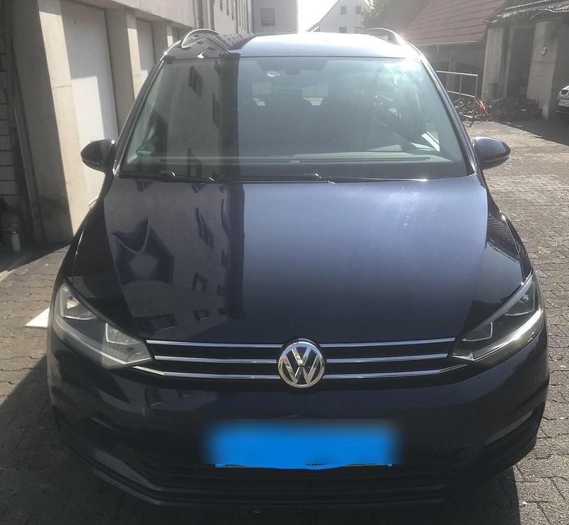 Blau Gebraucht 2020 VW Touran Comfortline Van / Kleinbus | 22.000 € (Teuer) - Bild 1/4