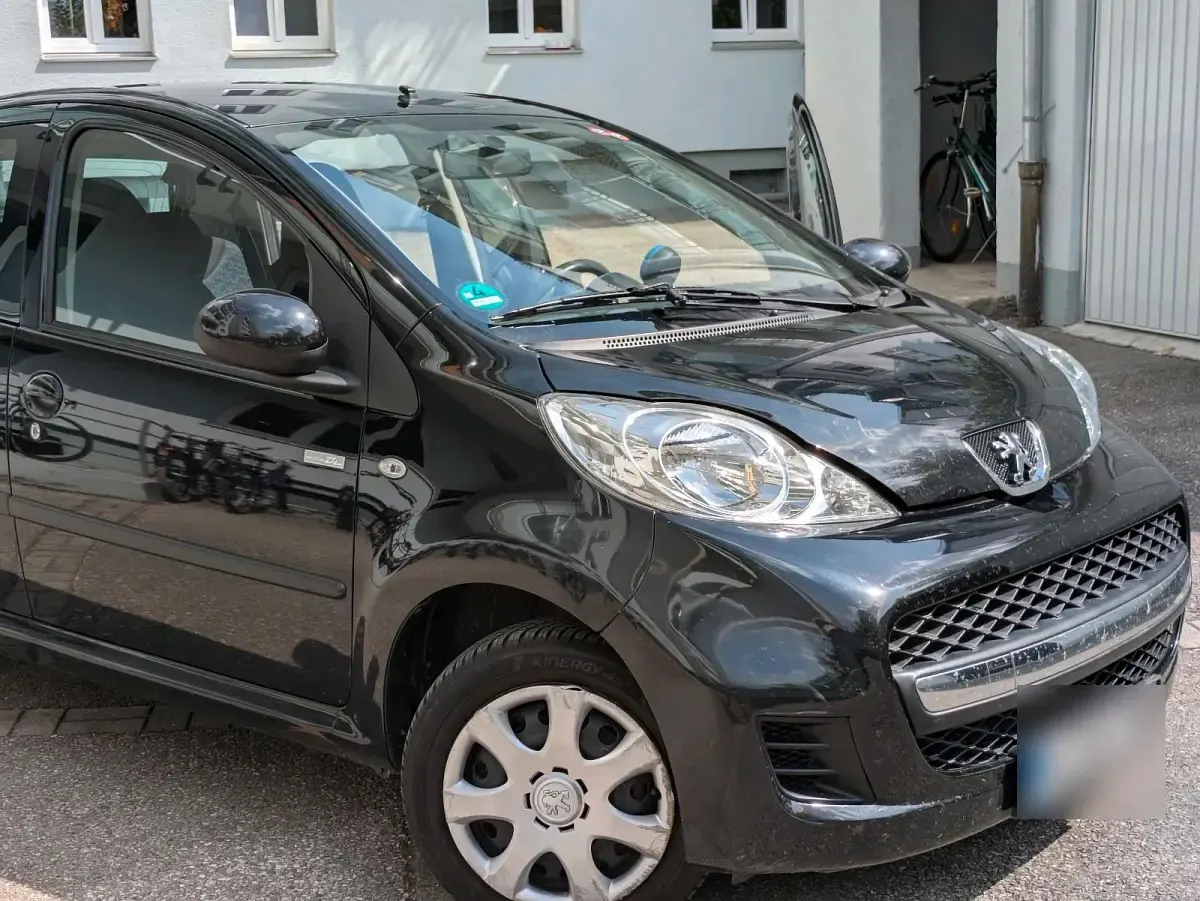 Gebraucht Peugeot 107 68 PS (50 kW) 2011 Schwarz Kleinwagen