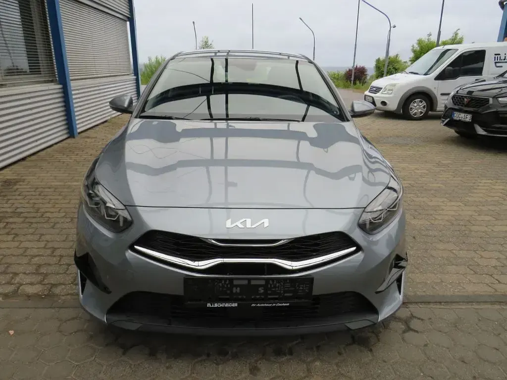 Gebraucht Kia Ceed Spirit 140 PS (102 kW) 2025 Silber Kleinwagen