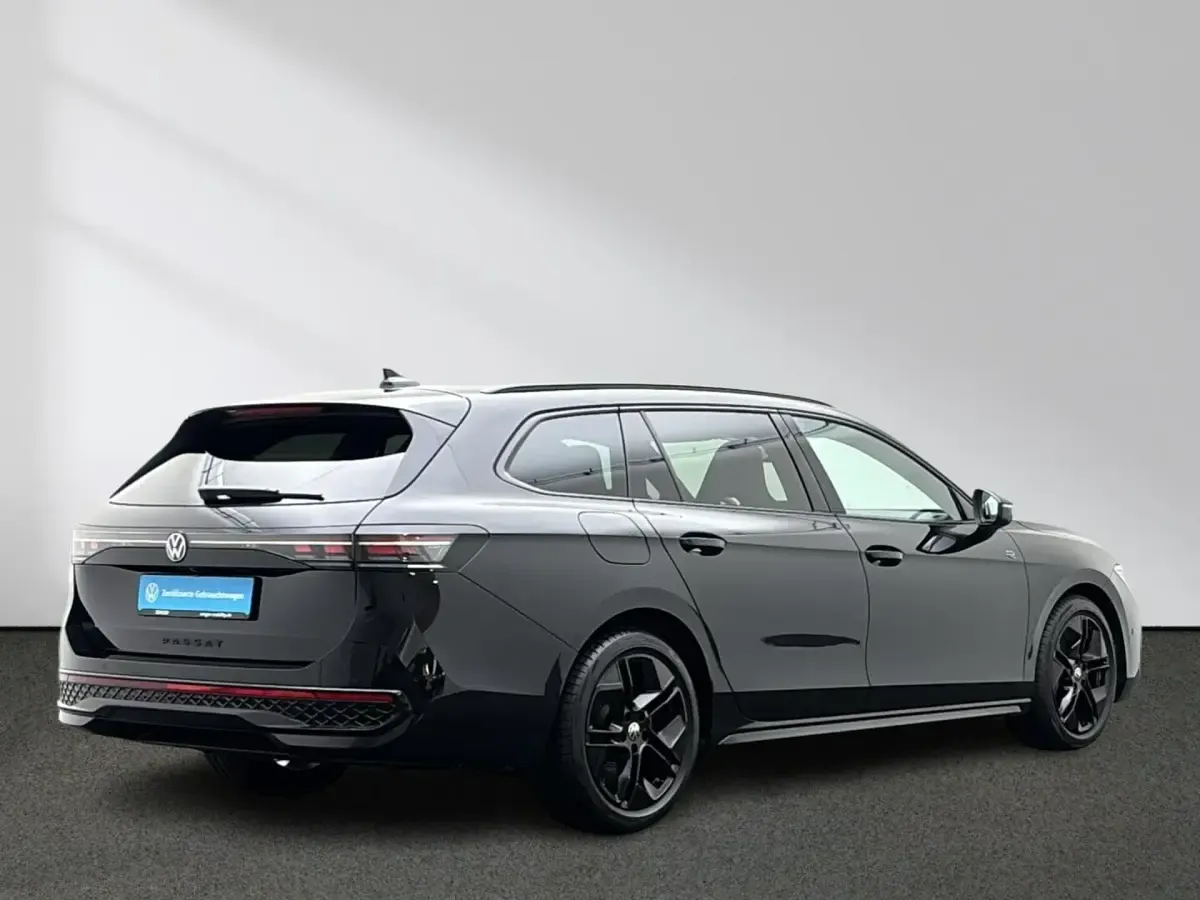 Gebraucht VW Passat R-line 150 PS (110 kW) 2025 Schwarz Kombi