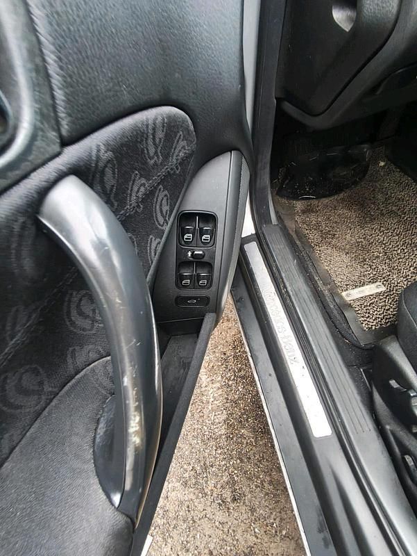 Second-hand Mercedes 220 143 CP (105 kW) 2000 Argintiu Berlinǎ