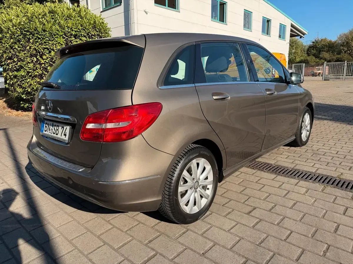 Gebraucht Mercedes B180 122 PS (89 kW) 2013 Gold Kleinwagen