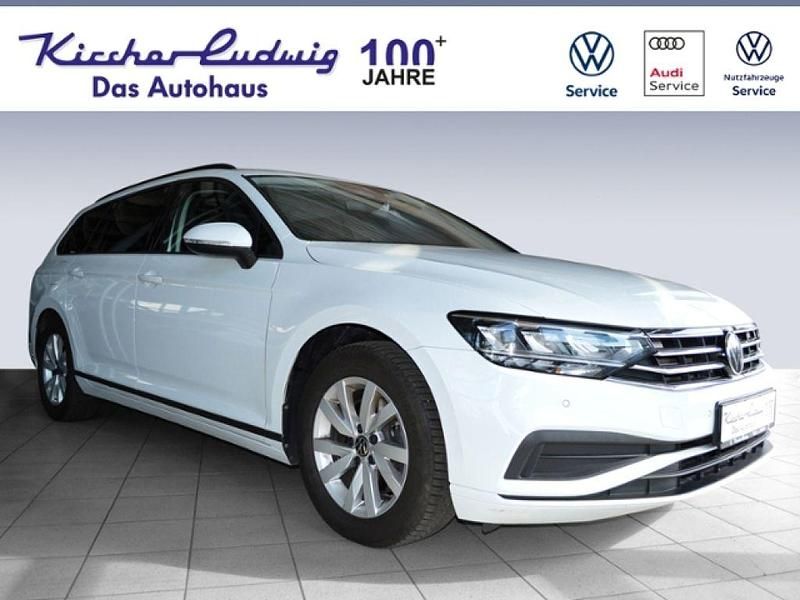 Gletscherweiß metallic (metallic) Gebraucht 2022 VW Passat Conceptline Kombi | 17.990 € (Fairer Preis) - Bild 1/4