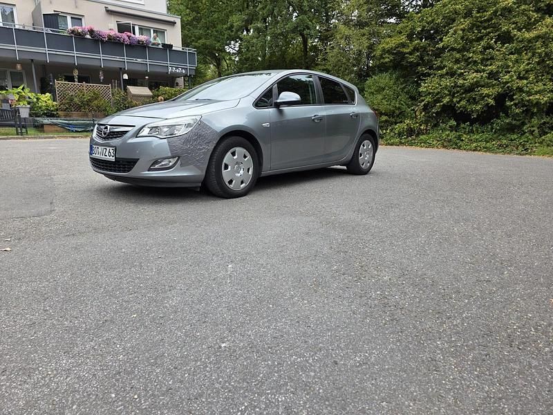 Grau Gebraucht 2010 Opel Astra Limousine | 2.900 € (Superpreis) - Bild 1/4