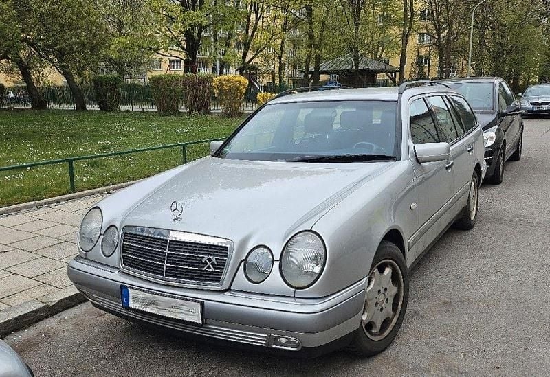 Gebraucht Mercedes E240 Elegance 170 PS (125 kW) 1999 Silber Limousine