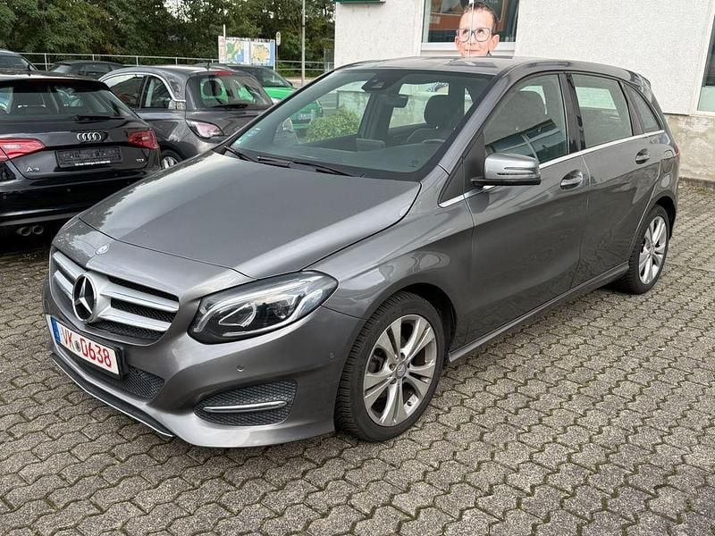 Grau Gebraucht 2015 Mercedes B180 Urban Van / Kleinbus | 11.999 € (Guter Preis) - Bild 1/4