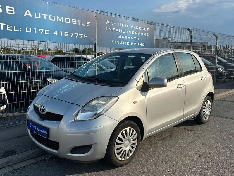 Silber Gebraucht 2012 Toyota Yaris Cool Limousine | 3.990 € (Guter Preis) - Bild 1/4