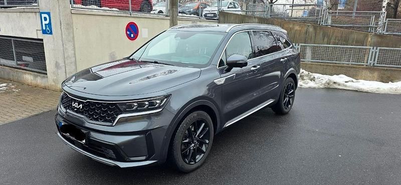 Grau Gebraucht 2022 Kia Sorento Platinum SUV | 39.900 € (Etwas zu teuer) - Bild 1/4