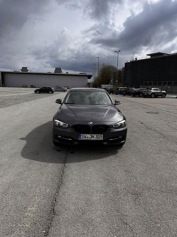 Gebraucht BMW 320 Sport Line 184 PS (135 kW) 2012 Grau Limousine