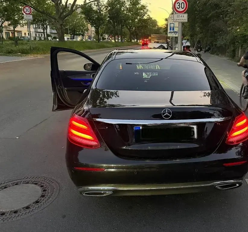Gebraucht Mercedes E220 194 PS (142 kW) 2016 Schwarz Limousine