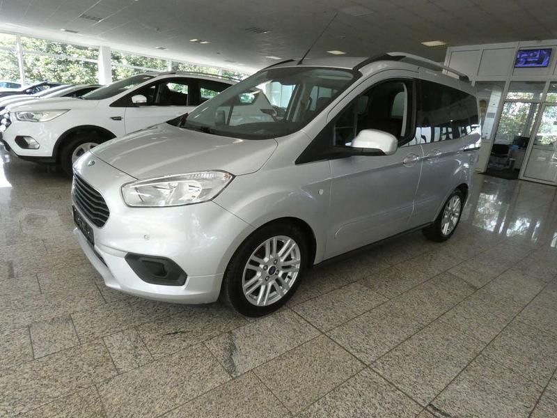 Polarsilber (metallic) Gebraucht 2019 Ford Tourneo Titanium Kombi | 10.484 € (Superpreis) - Bild 1/4