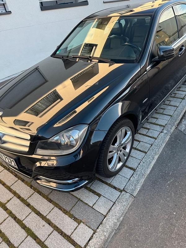Grau Gebraucht 2011 Mercedes C300 Limousine | 8.500 € (Superpreis) - Bild 1/4