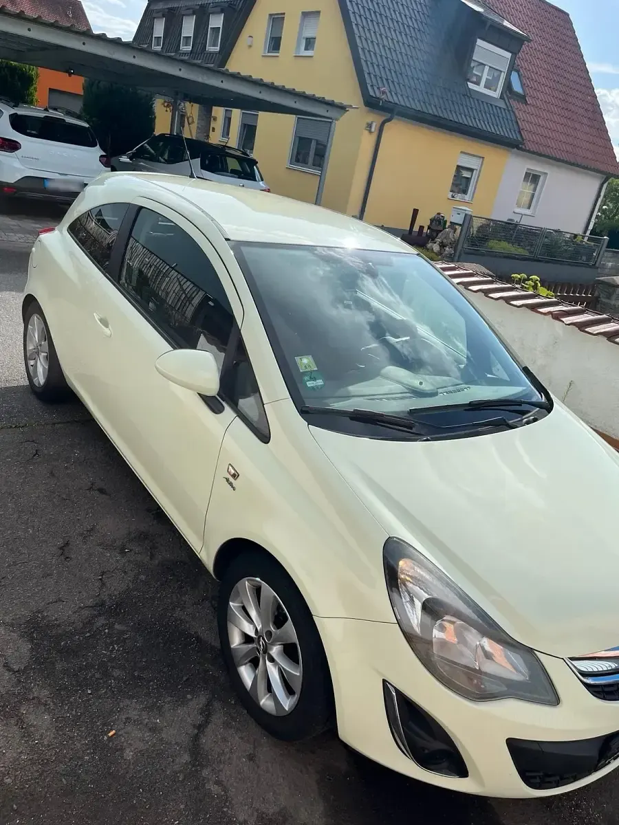 Gebraucht Opel Corsa 101 PS (74 kW) 2013 Gelb Kleinwagen