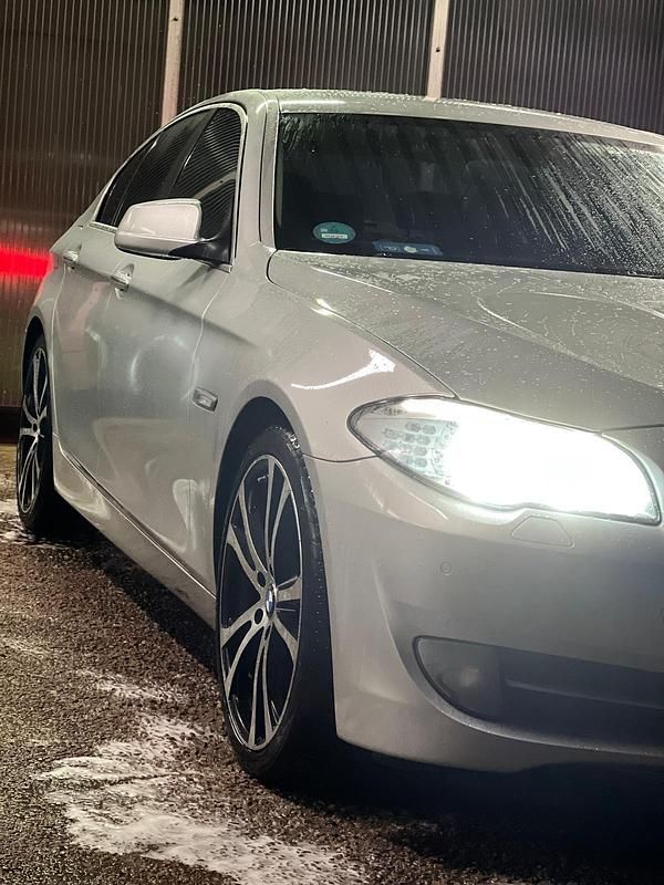Gebraucht BMW 520 184 PS (135 kW) 2010 Silber Limousine