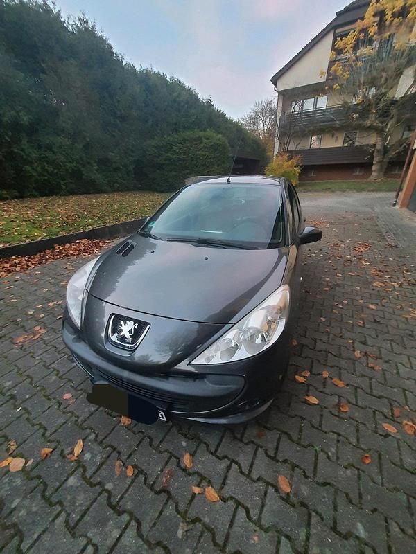 Grau Gebraucht 2011 Peugeot 206+ Kleinwagen | 2.100 € (Guter Preis) - Bild 1/4