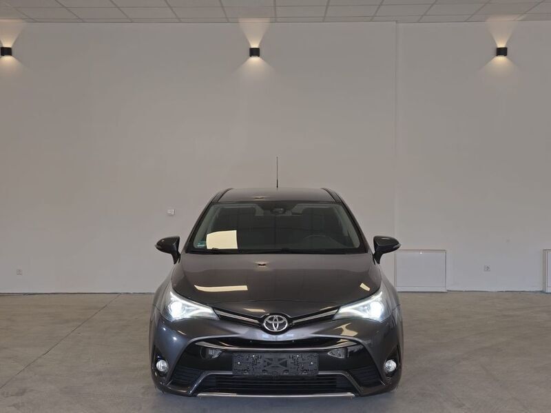 Grau Gebraucht 2018 Toyota Avensis Edition-S Kombi | 14.990 € (Fairer Preis) - Bild 1/4
