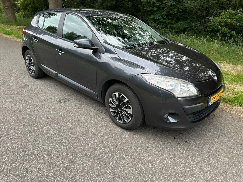 Grau Gebraucht 2011 Renault Mégane III Expression Limousine | 2.950 € (Fairer Preis) - Bild 1/4