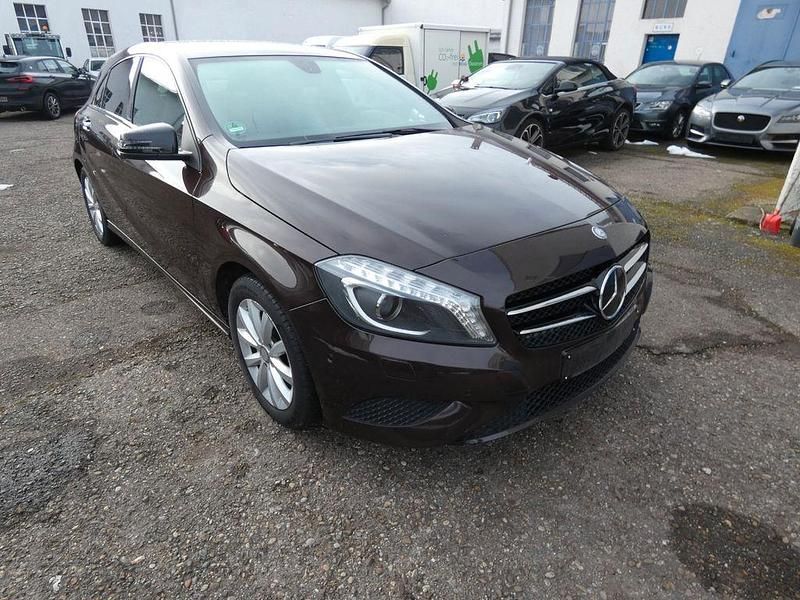Gebraucht Mercedes A180 Style 109 PS (80 kW) 2014 Braun Limousine