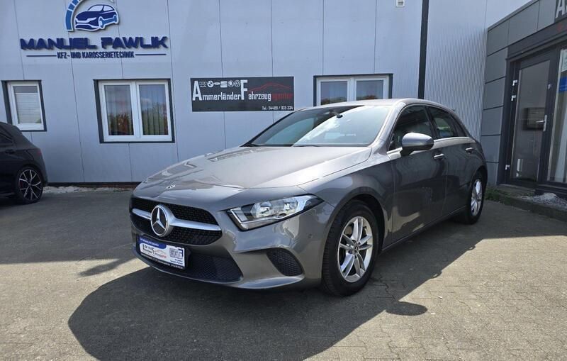 Grau Gebraucht 2019 Mercedes A180 Style Limousine | 19.780 € (Guter Preis) - Bild 1/4