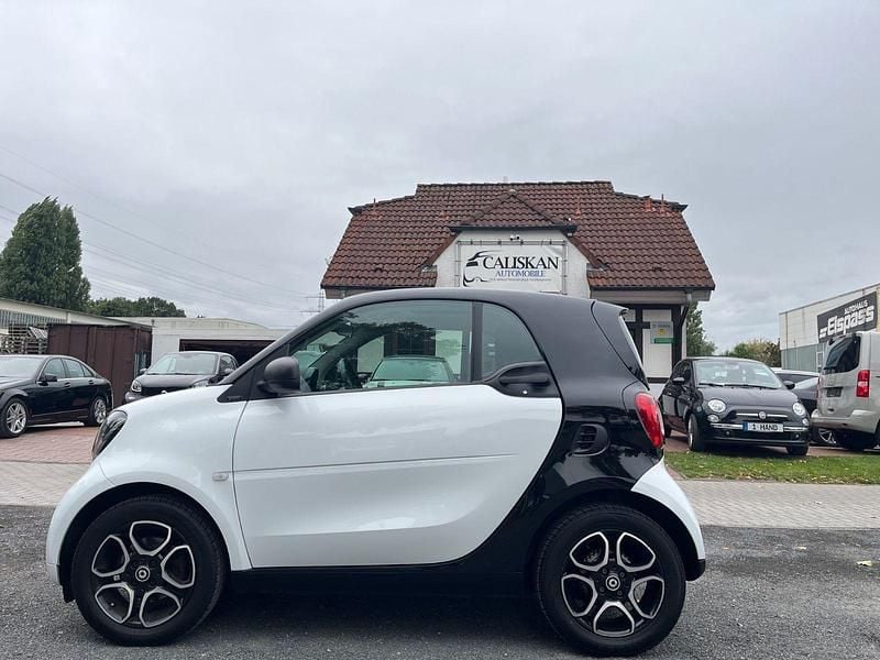 Weiß Gebraucht 2019 Smart ForTwo Coupé Passion Kleinwagen | 10.490 € (Guter Preis) - Bild 1/4