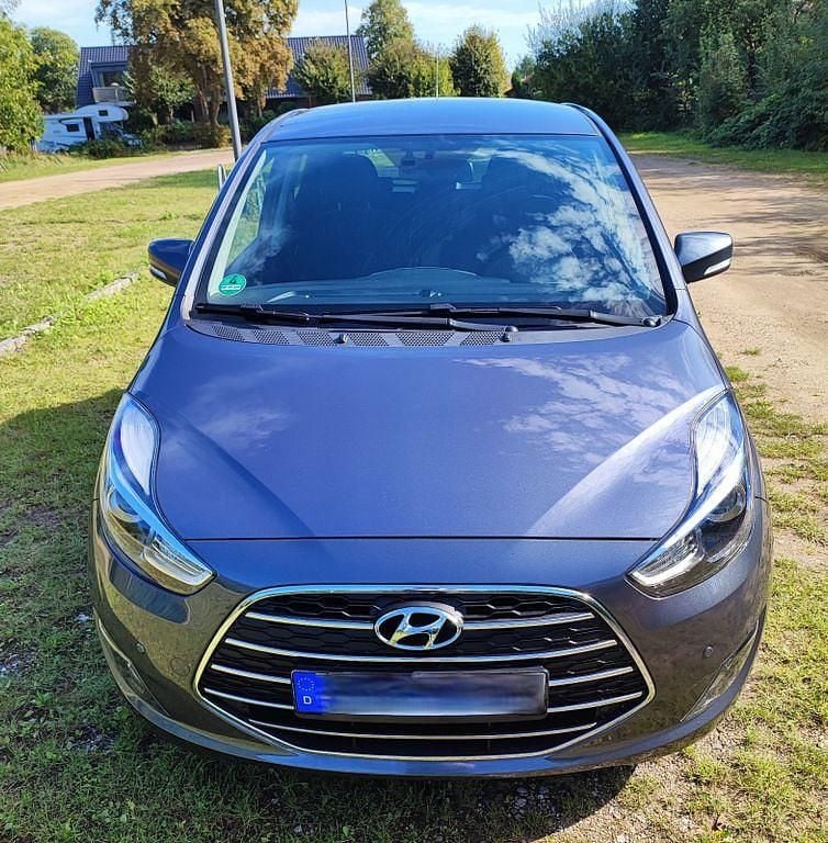 Grau Gebraucht 2017 Hyundai ix20 Trend Van / Kleinbus | 11.500 € (Fairer Preis) - Bild 1/4