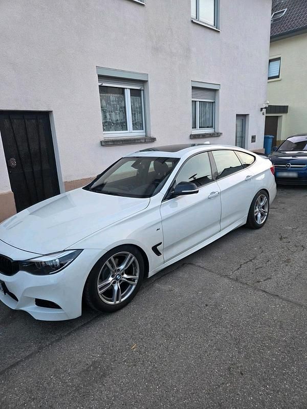 Gebraucht BMW 330 252 PS (185 kW) 2017 Weiß Limousine