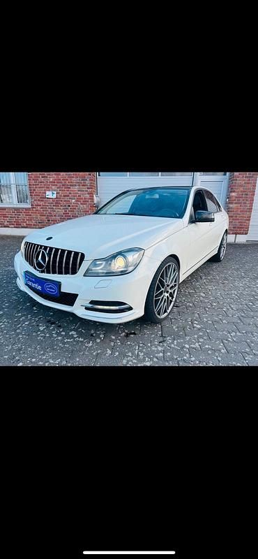 Weiß Gebraucht 2011 Mercedes C180 AMG line Limousine | 7.800 € - Bild 1/4