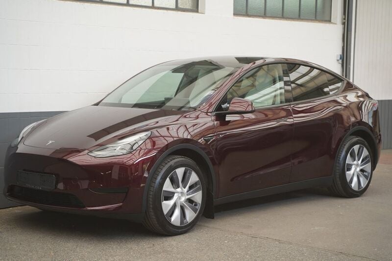 Rot Gebraucht 2024 Tesla Model Y Standard Range SUV | 32.950 € (Superpreis) - Bild 1/4