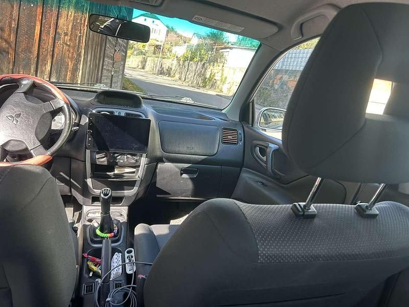 Grau Gebraucht 2003 Mitsubishi Space Star Van / Kleinbus | 3.500 € - Bild 1/4