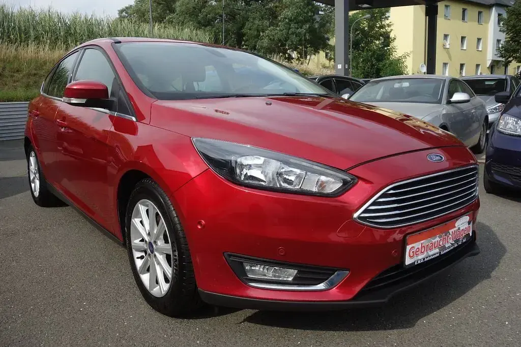Gebraucht Ford Focus Titanium 125 PS (91 kW) 2015 Rot Limousine